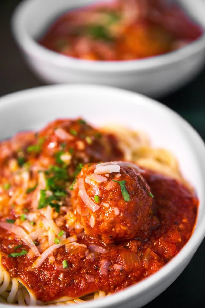 Albóndigas de vacuno con salsa de pimiento asado y berenjena