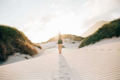 מעצמנו לעצמנו - או איך לחיות נכון בעולם