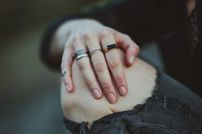 وصفات طبيعيّة لعلاج اسوداد الرُّكبِ