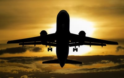 Fliegen mit weißer Weste und dickem Portemonnaie?