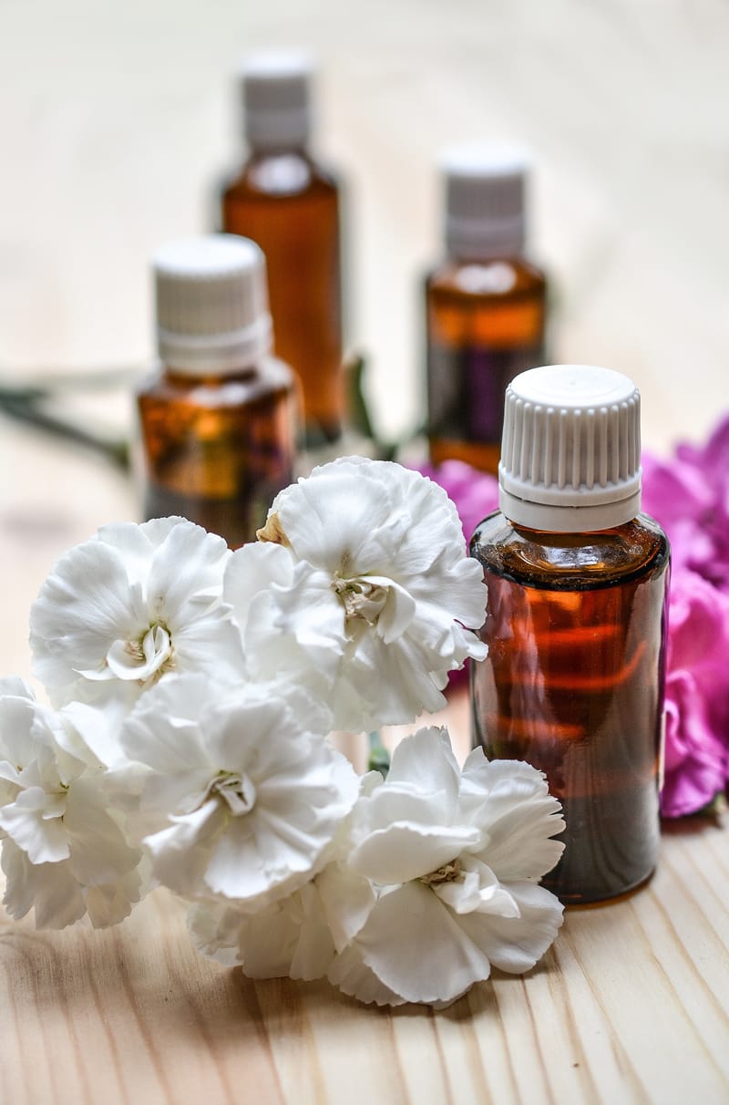 Massage énergétique avec huile et huile essentielle