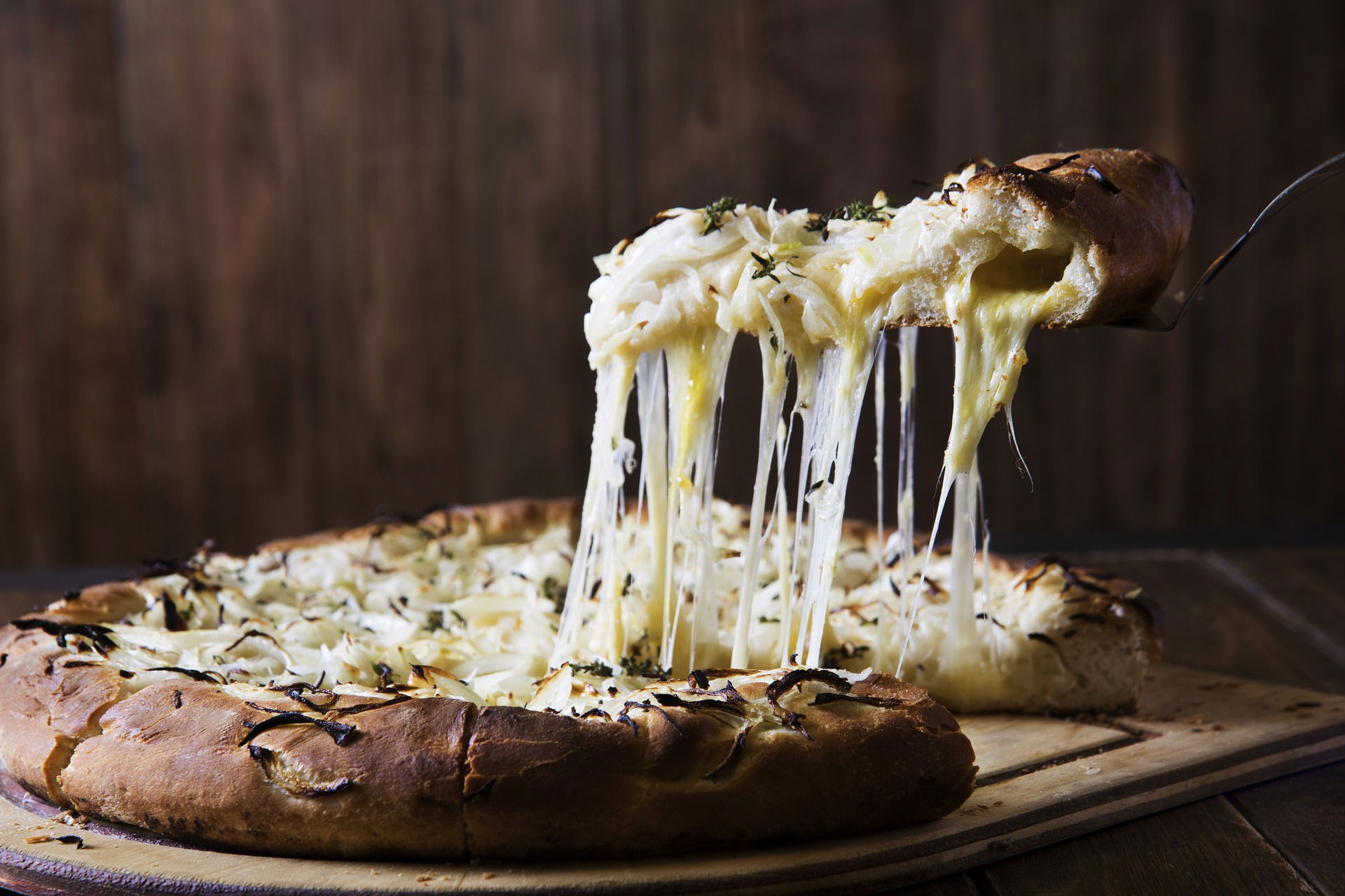 Elaboración de queso de pasta hilada con leche pasteurizada, ácido y fermento