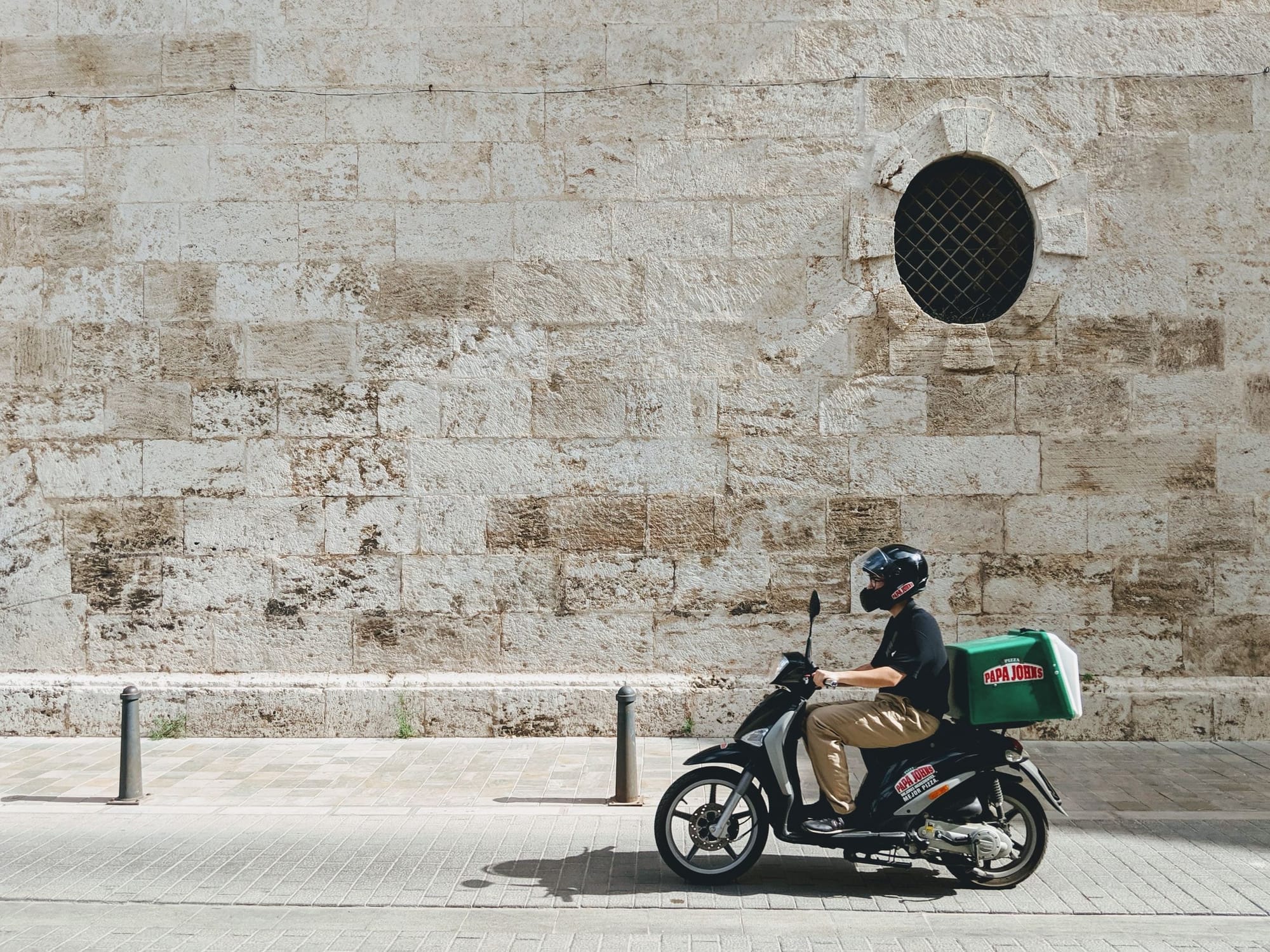 משלוחים מהיום להיום בעולם המהיר של היום, משלוחים הפכו לחלק מהותי מחיי היומיום שלנו. אם זה אוכל, צריך בין או חבילות, אנחנו מסתמכים על שירותי משלוחים מהיום להיום כדי לקבל את מה שאנחנו צריכים במהירות ובנוחות. עם עליית המסחר האלקטרוני והקניות המקוונות, הביקוש למשלוחים רק גדל, מה שנותן לענף רוח גבית. אחד היתרונות הגדולים ביותר של משלוחים מהיום להיום הוא המהירות ובעזרת טכנולוגיה וניהול לוגיסטיקה נכונה, ניתן לבצע פעולות בטווח זמן של שעות, ולמספק משלוחים מהיום להיום זה מאיפשר לעסקים להציע משלוחים מהיום להיום  אפילו משלוח אקספרס, מה ששיפר מאוד את החווית הלקוח. נוסף על כך. עם עליית האפליקציות לנייד ופלטפורמות מקוונות, לקוחות יכולים לבצע הזמנות בקלות ולעקוב אחר המשלוחים שלהם בנוחות ובתחושת בטחון. זה הקל על אנשים להשיג את מה שהם צריכים, במיוחד בתקופות של נעילה וריחוק חברתי.  אתגר נוסף הוא העלייה בעלות המשלוחים. ככל שביקוש למשל עולה, כך עולה גם עלות מתן שירותים אלה. זה הוביל לחברות מסוימות להגדיל את דמי המשלוח או סכומי ההזמנה המינימליים שלהן, מה יכול להוות מחסום עבור חלק מהלקוחות. למרות האתגרים הללו, המשלוחים נשארים חלק מהותי מחיי היומיום שלנו. עם המגיפה המתמשכת והמעבר לכיוון קניות מקוונות, המשלוחים חשובים מתמיד. ככל שהתעשייה ממשיכה להתפתח, אנו יכולים לצפות לראות חידושים ושיפורים שיהפכו את המשימות למהירים עוד יותר, יעילים יותר וברי קיימא יותר.