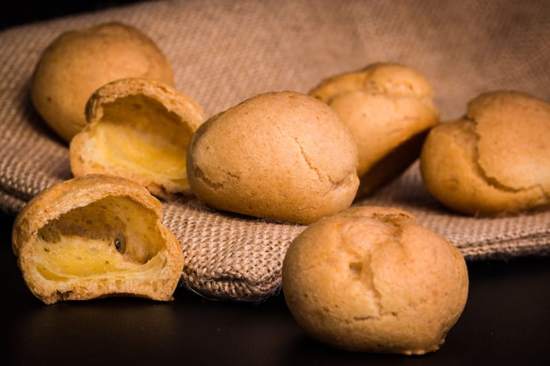 Bollos choux rellenos de crema de caramelo