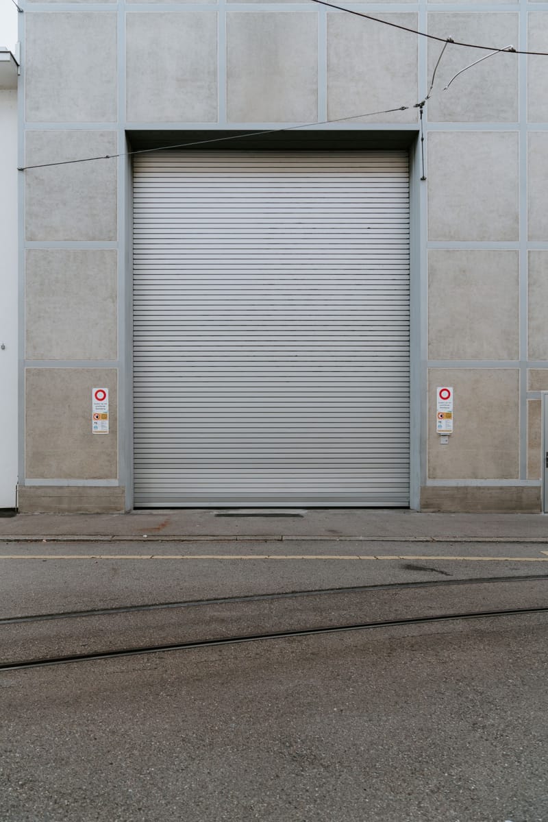 🛠 أبواب الرول الأوتوماتيكية (Roll-up automatic doors)