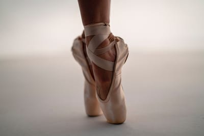 What causes injuries in dancers?