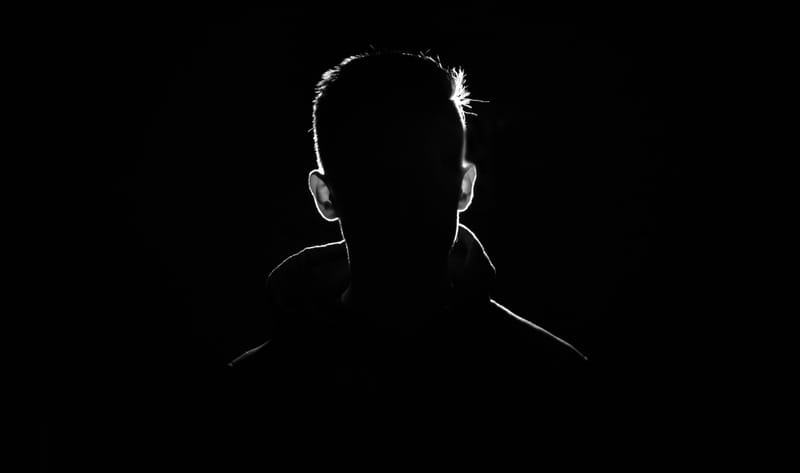 Estos retratos capturan la inigualable belleza de personas con rasgos cautivadores, reflejando la armonía y la perfección en cada línea y detalle.