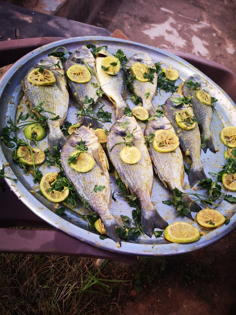 Dorada a la albahaca con guisantes salteados