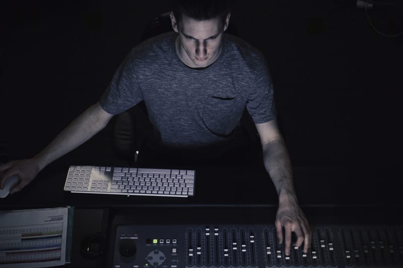 Afinal, qual a diferença entre DJ e produtor musical? Descubra!