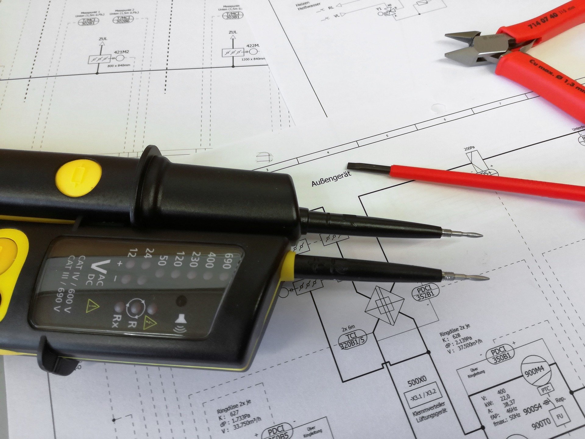 TRAINING IN READING AND ANALYSING ELECTRICAL DRAWINGS - ON YOUR DIAGRAMS