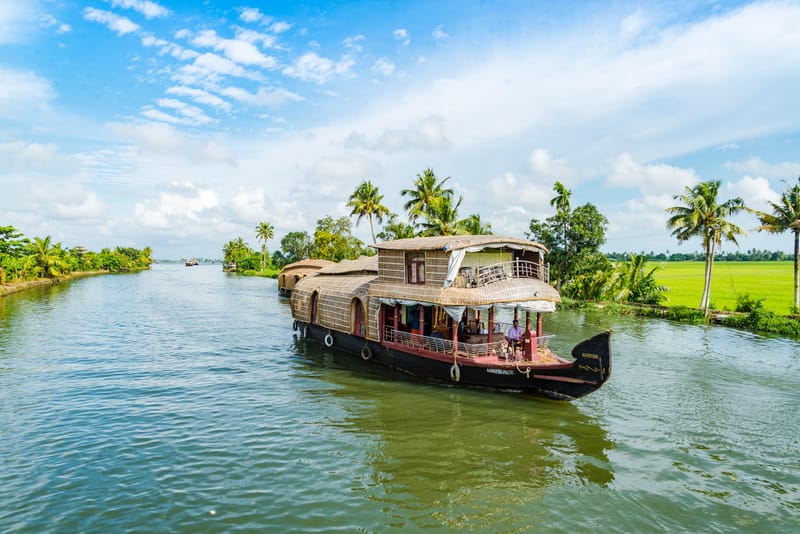 THE BOAT HOUSE