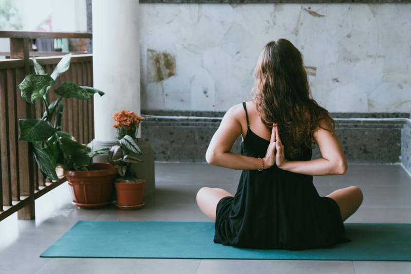 YOGA RESTAURATIVO prenatal y edad Dorada