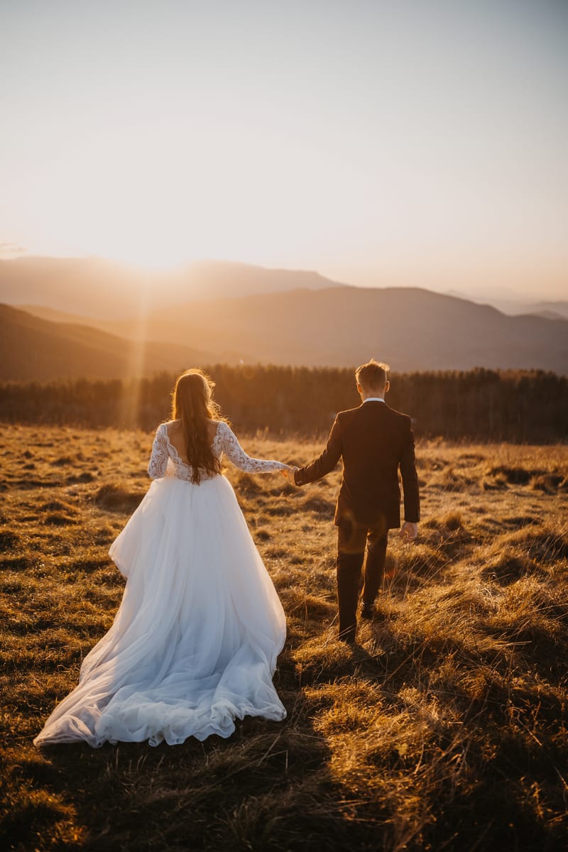 A través de mi lente, busco capturar la magia de esta boda, con imágenes que reflejen la autenticidad de los momentos compartidos, para que cada imagen sea un viaje al corazón y al recuerdo de este día tan especial.