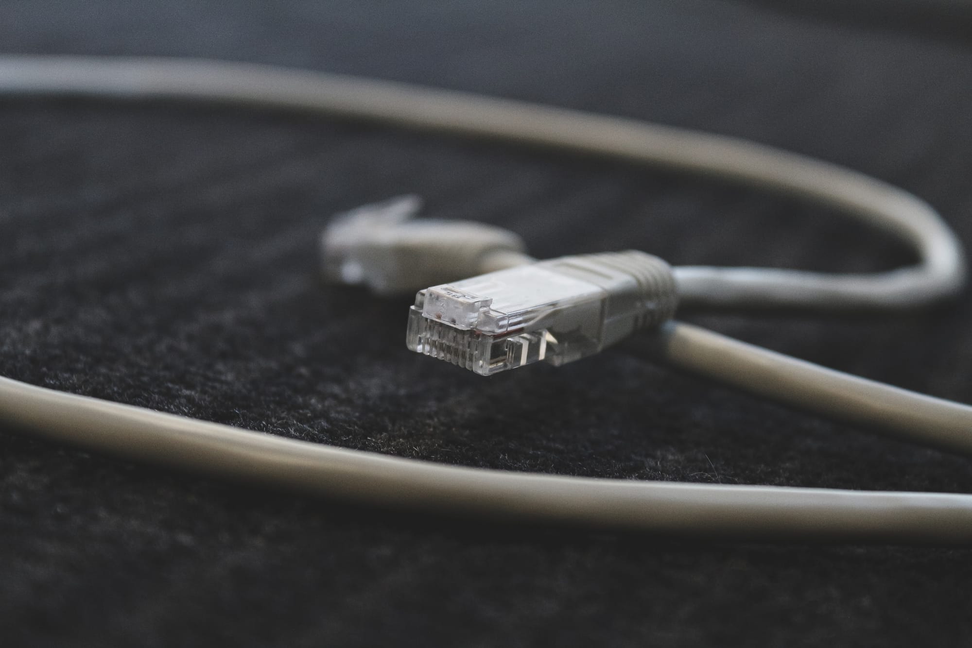 Más Allá de los Firewalls: Navegando en la Ciberinteligencia Moderna