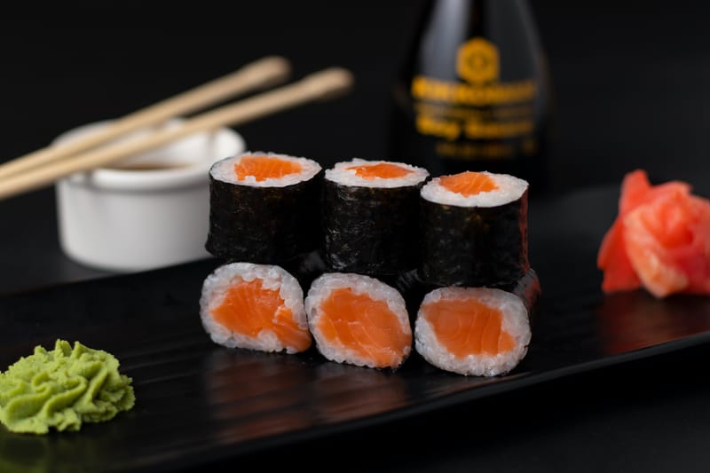 Classic sushi saumon