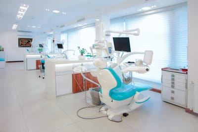 Lựa chọn mẫu thiết kế phòng nha khoa đẹp này, hút khách nườm nượp