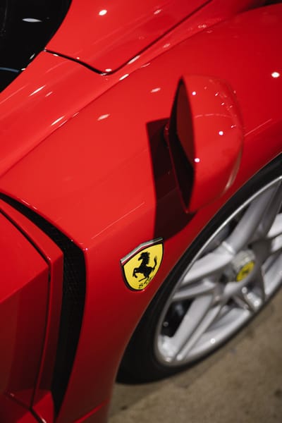 🏎️ Ma van Enzo Ferrari születésnapja – Az ember a legenda mögött.