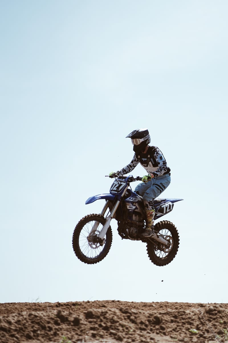 למה אופנועי שטח YZ ו-WR של Yamaha הם בחירה מעולה, ואיפה ניתן למצוא חלקים איכותיים עבורם?