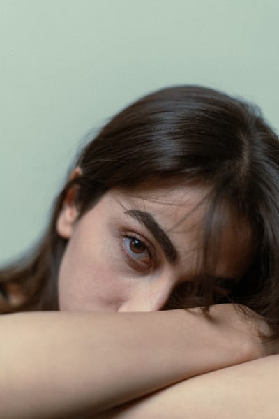 AVC aos 17 anos: entenda se é comum e fatores de risco