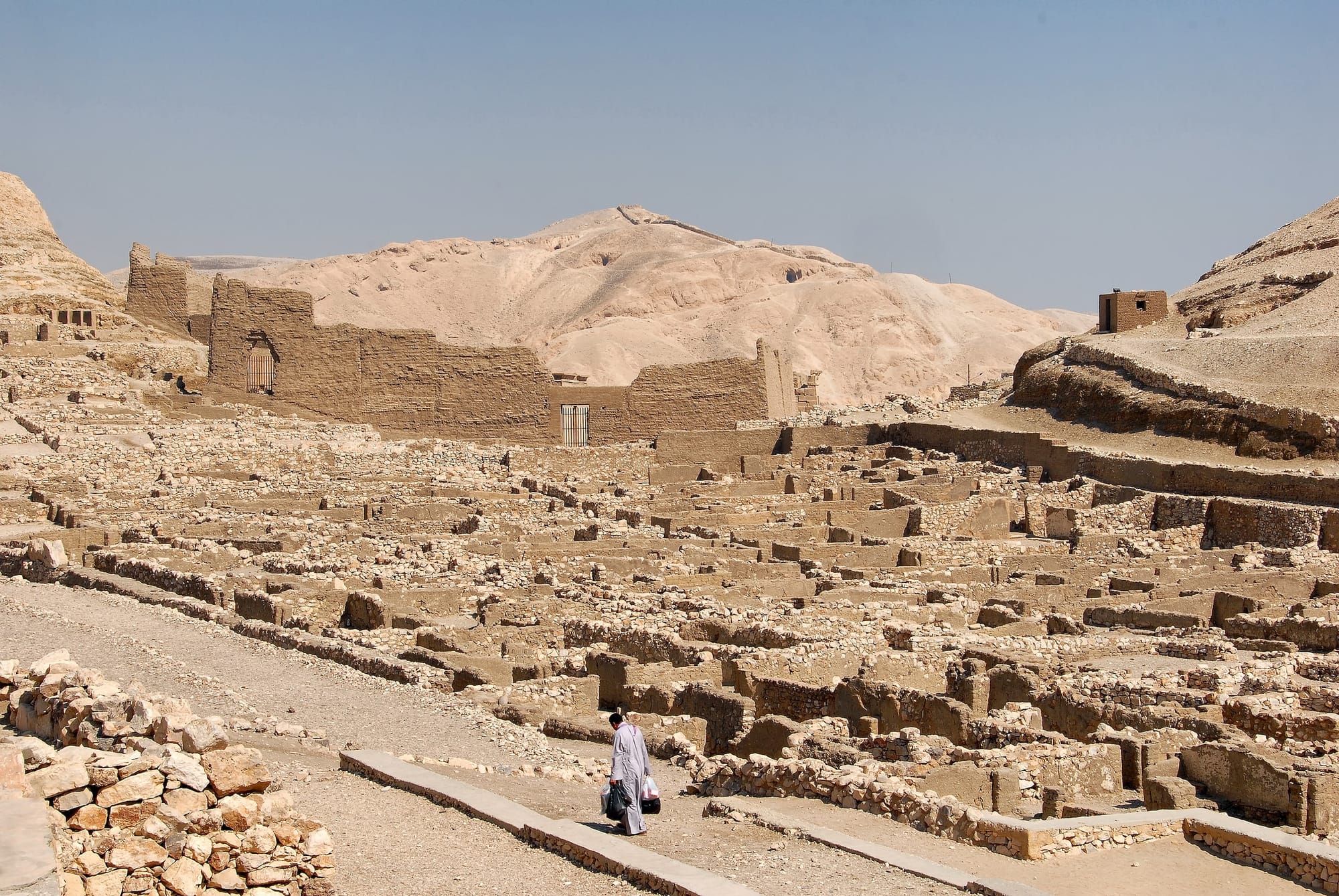 UN TEMPIO SOLARE SOTTO QUELLO DI NIUSERRE