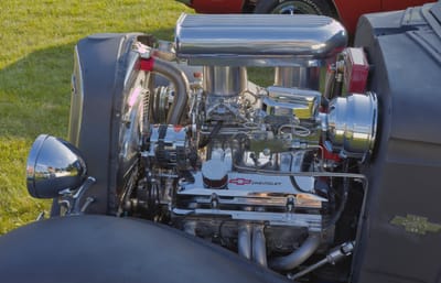 ¿Podrías analizar y discutir el mecanismo de funcionamiento de un motor de combustión?