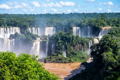 DESCOBRINDO AS MARAVILHAS DE FOZ DO IGUAÇU: UMA AVENTURA INESQUECÍVEL