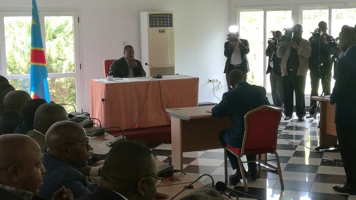 Connaissant la boulimie, l’inconstance et la transhumance de ses poulains :  Joseph Kabila emprisonne les sociétaires du FCC !
