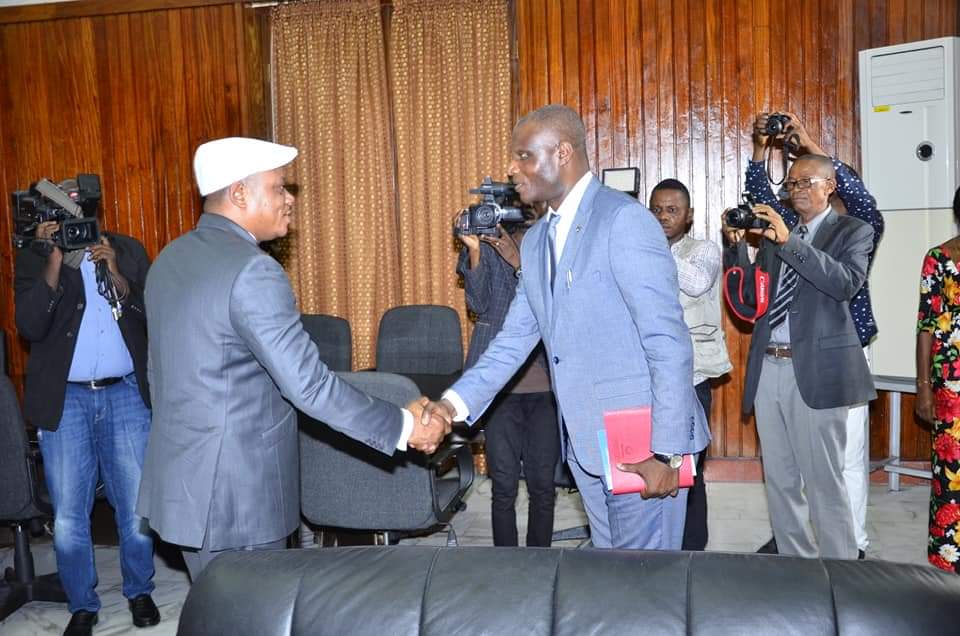 Pour avoir arrêté un sujet indien qui a tenté de corrompre le Directeur provincial  de la Dgda,   La douane congolaise félicitée et encouragée par le 1er VP de l'Assemblée Nationale !