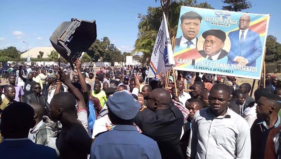 LUBUMBASHI: MANIFESTATION DE COLÈRE: LES MILITANTS DE L'UDPS, PARTI AU POUVOIR EXIGENT LA LEVÉE DE L'IMMUNITÉ PARLEMENTAIRE DU DÉPUTÉ NATIONAL CHARLES NAWEJ.