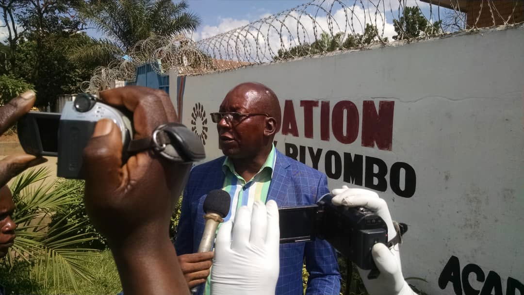 Covid19 Haut-Katanga : La fondation Bismack BIYOMBO sensibilise sans relâche, sur les gestes barrières à observer et fait des dons aux enfants en rupture familiale pour leur protection.