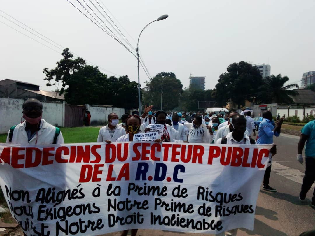 RDC : Le collectif des médecins non primés a marché contre la léthargie des autorités face à leur situation.