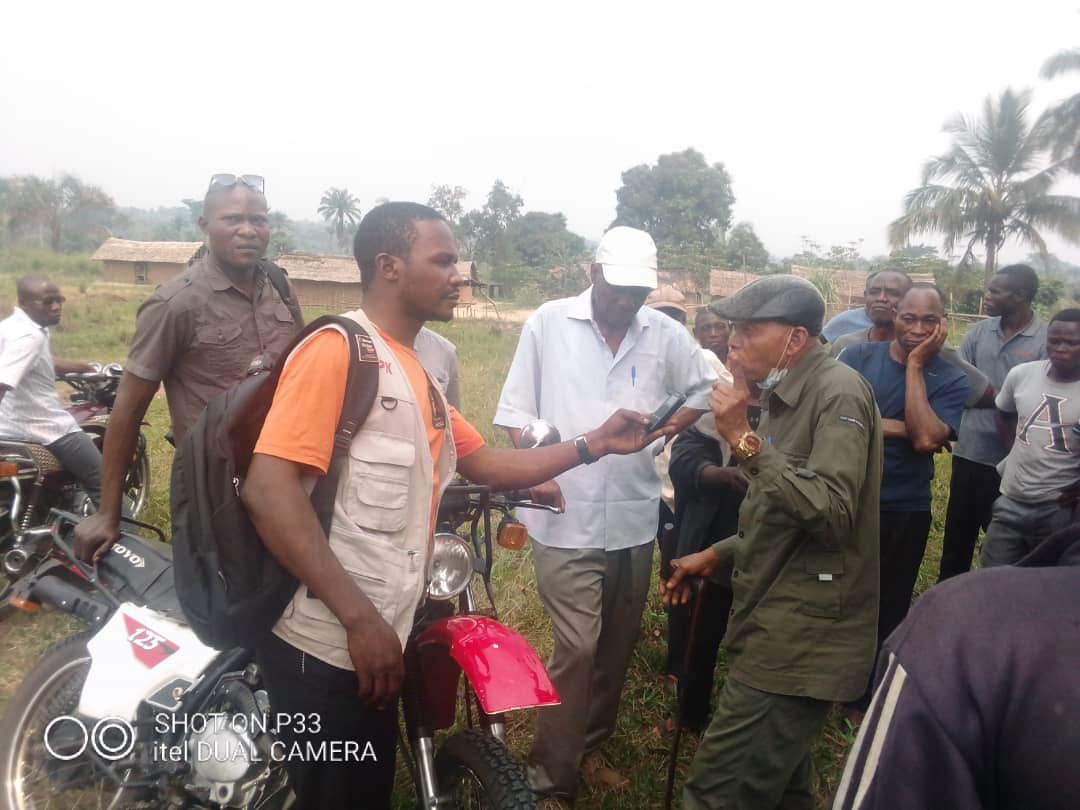 Mweka/Kakenge : Les deux chefs coutumiers accompagnés du comité de suivi de la paix, recensent les maisons illégalement occupées.