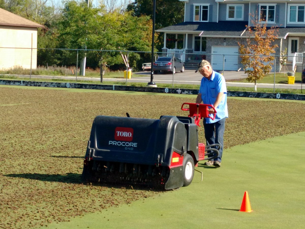 Coring the bowling green / Aération du terrain