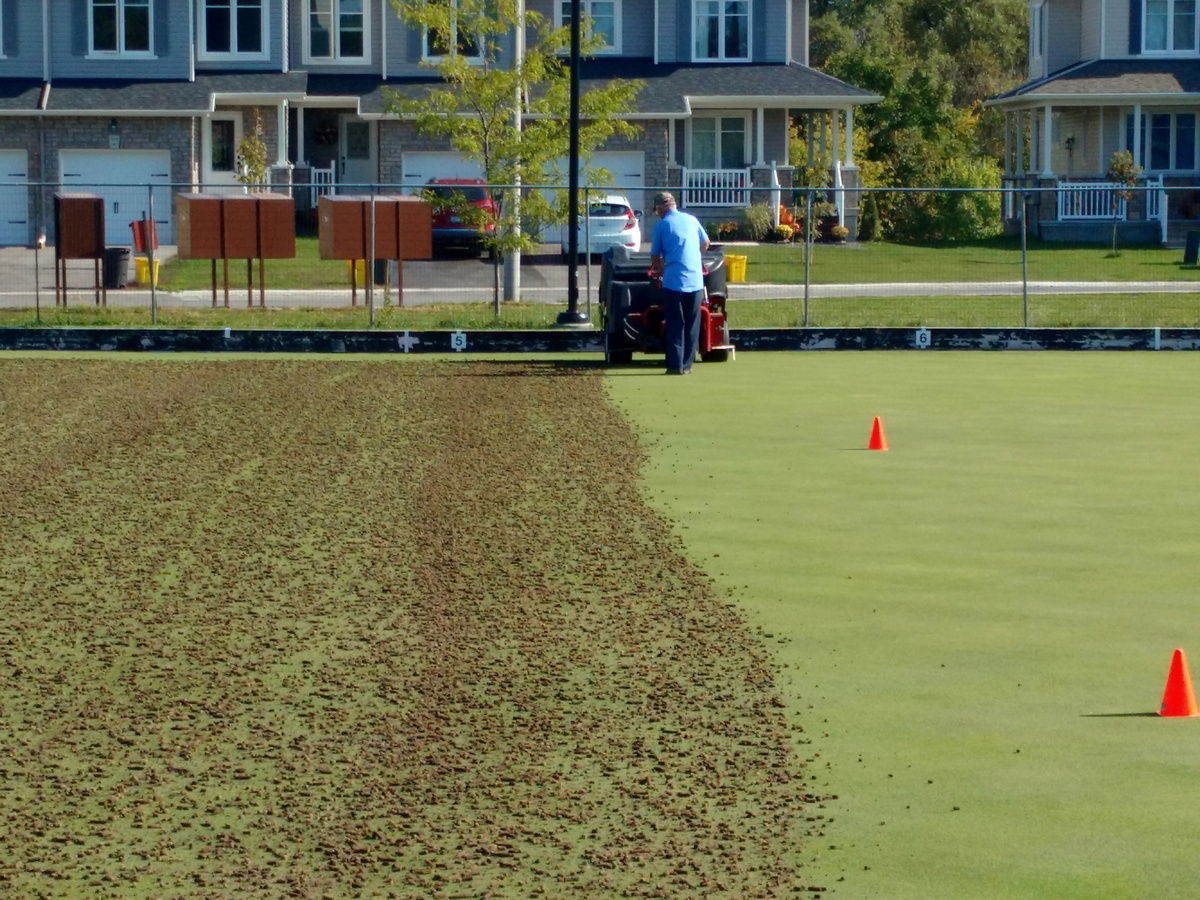 Coring the bowling green / Aération du terrain