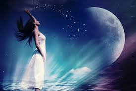 La mujer y las ocho fases de la Luna