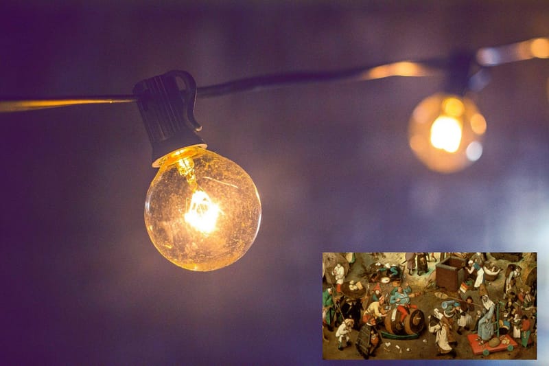 Los Arcanos Mayores cambiando un bombillo