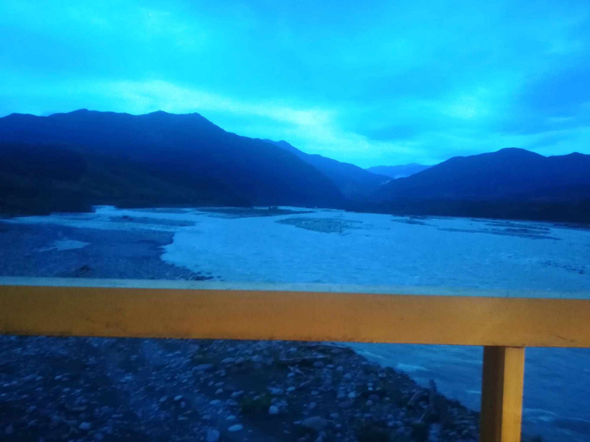 Pasando  por Cubarral para llegar al municipio del dorado y  luego Sanisidro.