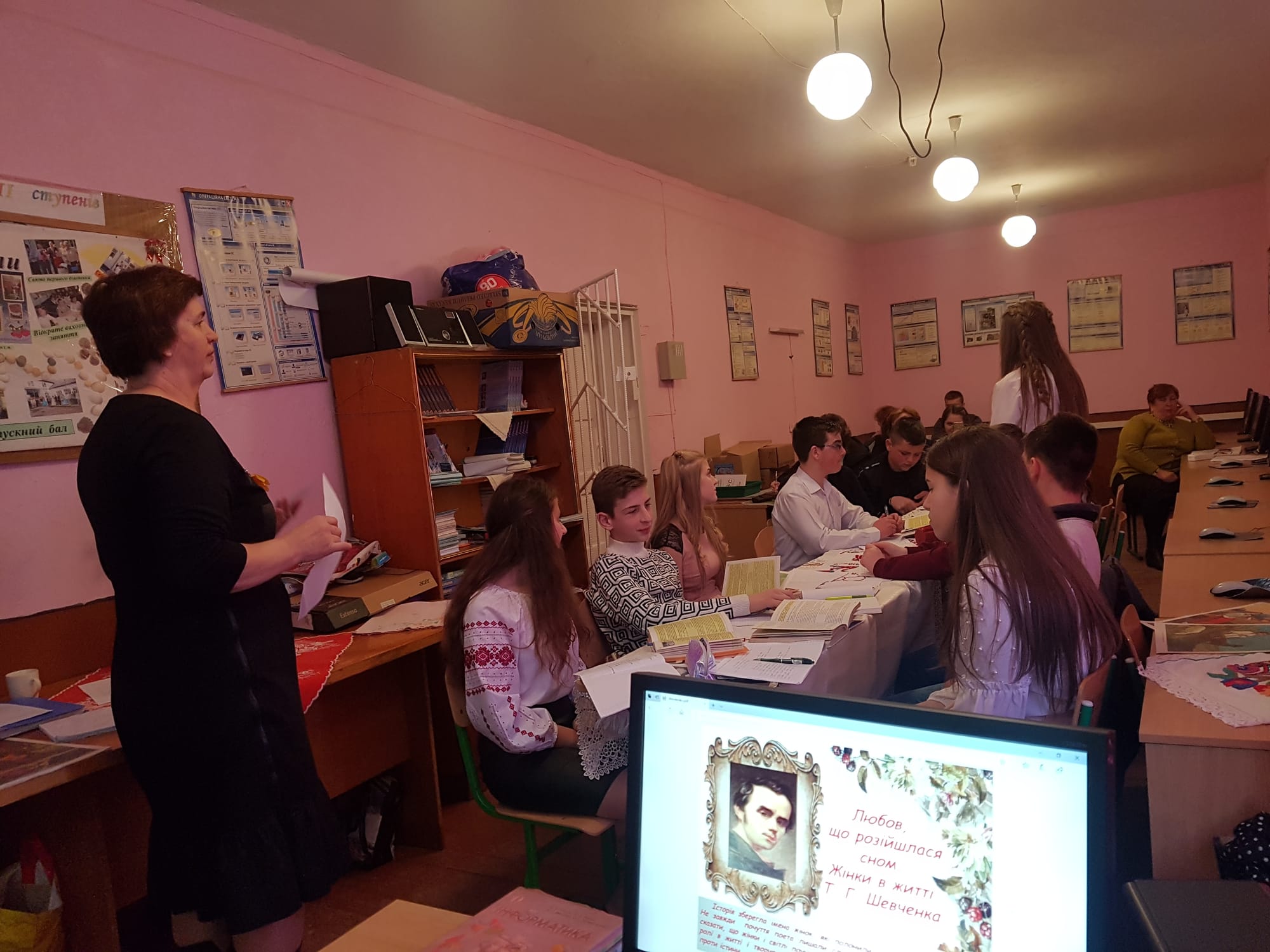 Урок-турнір "Кобзарем його ми звемо", присвячений 205-й річниці з дня народження Тараса Шевченка, провела вчитель української мови і літератури Кричфалушій Т.В. у 9-А класі.