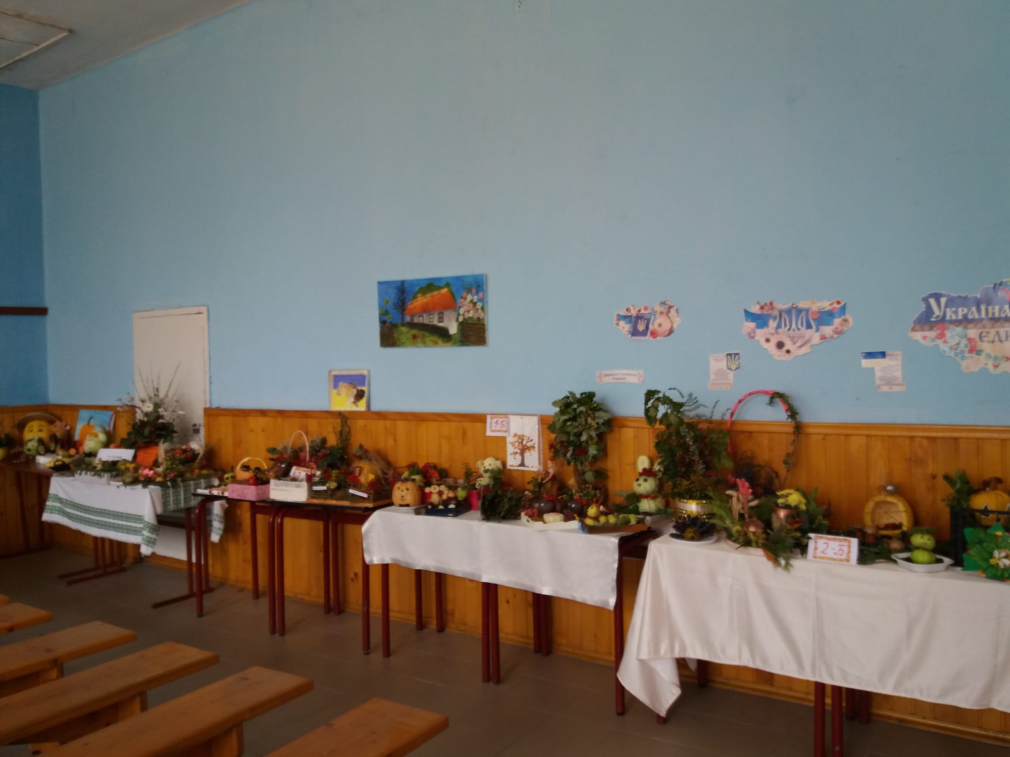 У Кричівській ЗОШ І-ІІІ ступенів пройшла виставка дитячих виробів та композицій "Дари осені".