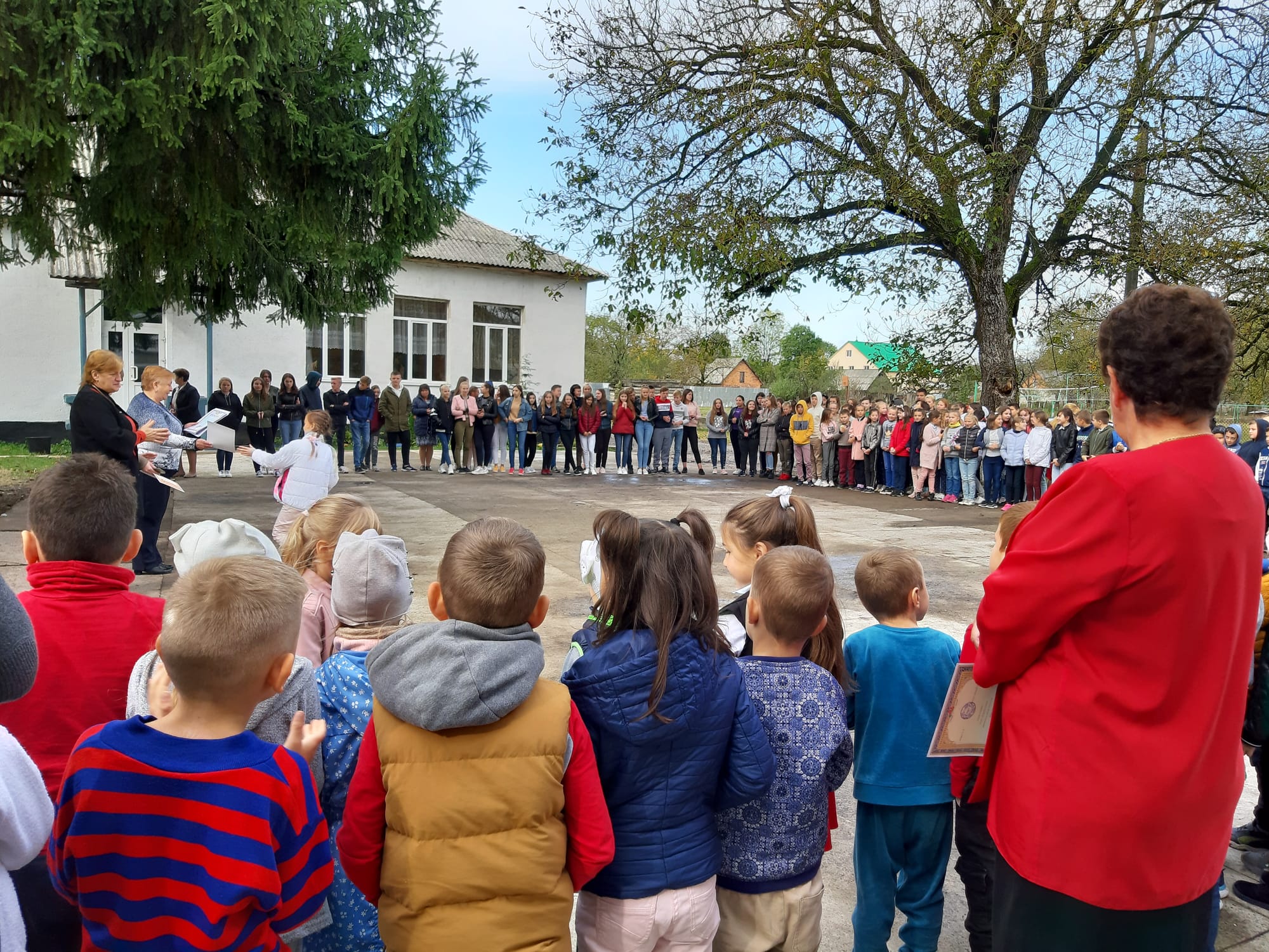 Після закінчення виставки було проведено лінійку, на якій директор школи Надія Іванівна Стойка підвела підсумки заходу, подякувала учням і педагогам  за активну участь та нагородила грамотами.