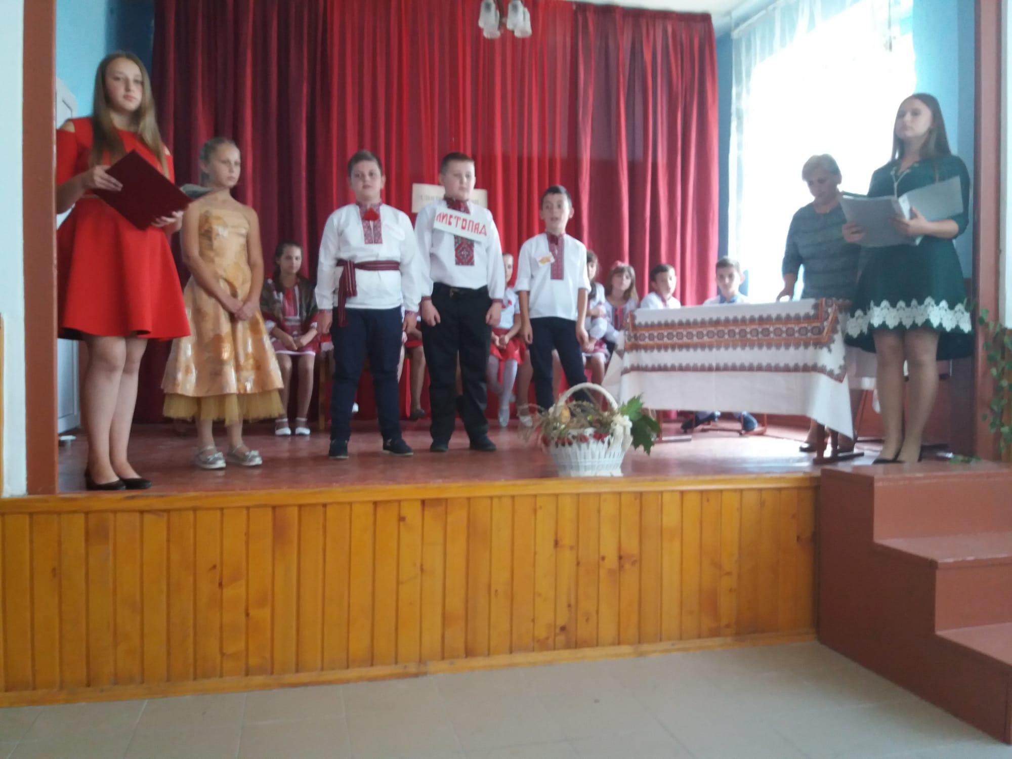 Учні 5-А класу та класний керівник Стойка В.І. підготували виступ "Осінній вернісаж".