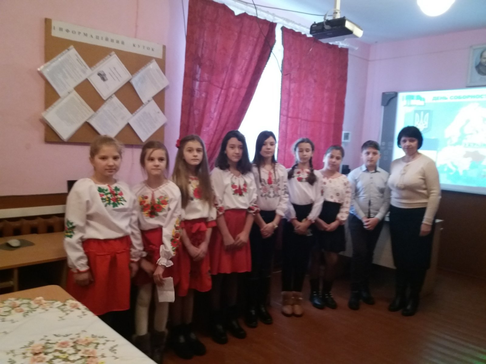 День Соборності України! Виховну годину підготувала Кричфалушій Мар'яна Василівна з учнями 5-Б класу.