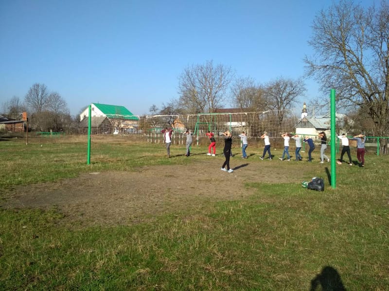 Змагання з волейболу між 11 та 9 класами.