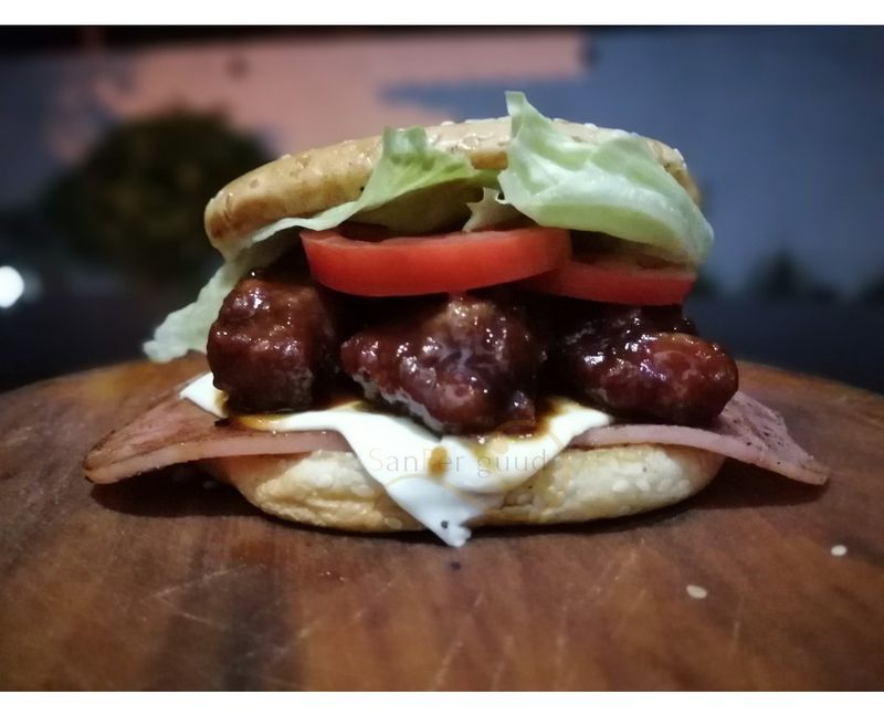 HAMBURGUESA DE BONELESS