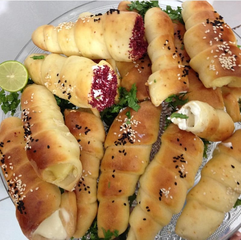 اقماع محشية او فارغة