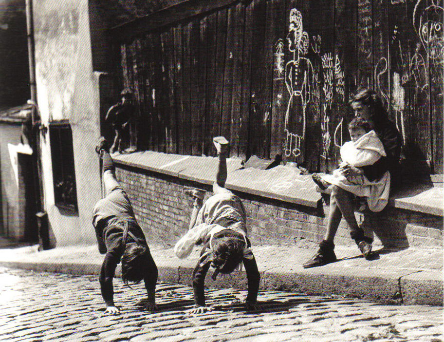 Izis - Impasse Trainée, Montmartre, Paris 1949