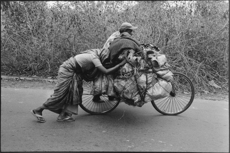 Marie Dorigny - Famille aborigène qui transporte à vélo du charbon à vendre sur le marché, Hazaribagh, Jharkhand, Inde 2008