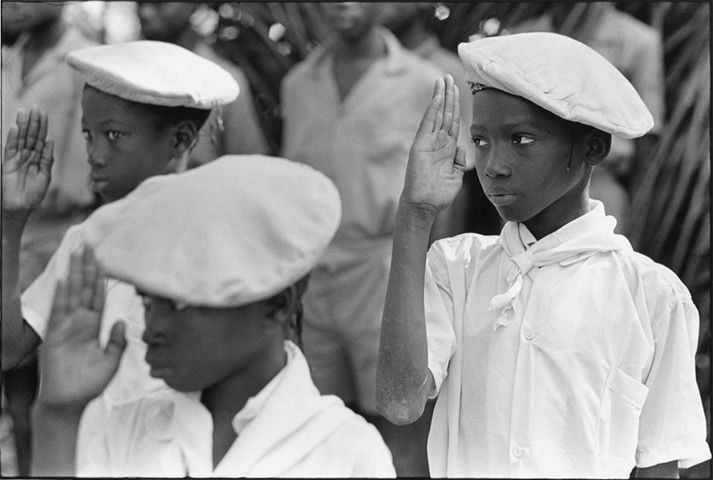 Gilles Caron - Enfants soldats, maquis de Guinée, 1968