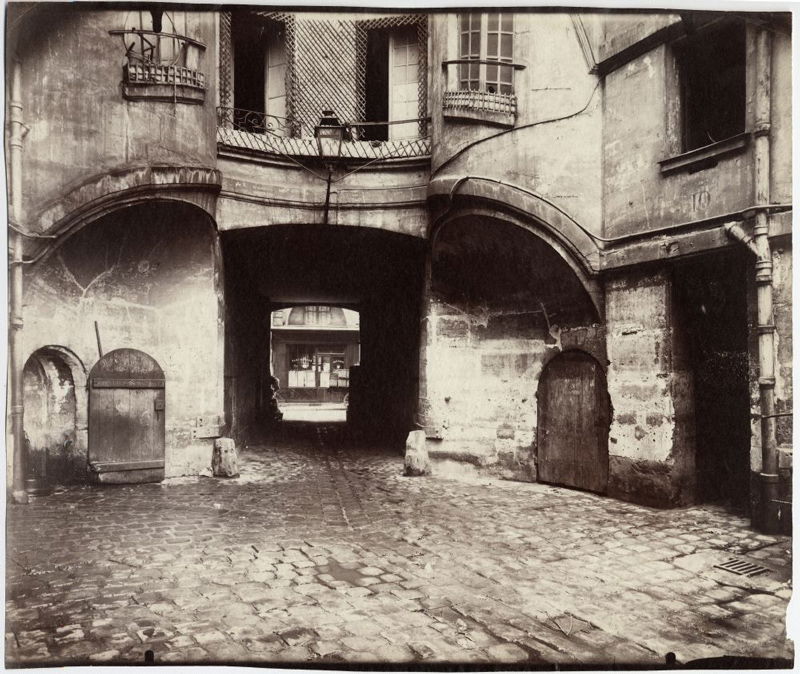 Eugène Atget - Cour du Dragon, Paris 1914