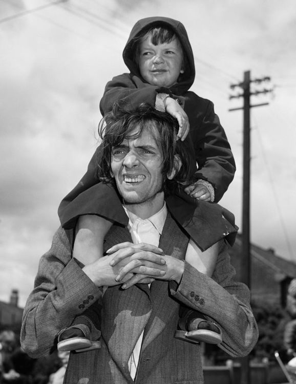 Chris Killip - Un père et son fils, West End, Newcastle 1980